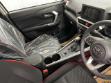 運転席と助手席の間のセンターコンソールにカップホルダー2つあります(^^♪