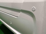 車の四隅にセンサーを施し死角になりやすい左右前後方向の障害物を感知することで、縦列駐車や車庫入れをサポートするコーナーセンサーが付いてます