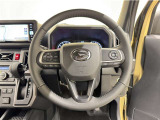ステアリングスイッチ搭載!手を離さずに手元のスイッチでさまざまな操作が可能。運転中、視線をそらさなくても操作ができて安全です!