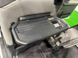 飲み物や食べ物を気軽に置ける格納式シートバックテーブルを、運転席と助手席の背もたれにご用意。車内の休憩も快適です!