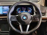 【ハンドル】ドライバーとBMW車の一体感がダイレクトに伝わるステアリングホイール。形状・太さへの拘りに加えて、操作性を高める為にスイッチ類も配置。クイックかつ安定のドライビングを体感下さい!