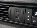◆USB接続端子◆スマホやiPodなどを接続して、いつもの音楽を車内でもお楽しみいただけます♪