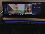 【ⅰドライブナビゲーション】文字情報も鮮明に表示する高解像度カラーディスプレイを採用。視認性に優れた地図デザインと特徴的な建造物を目印にした描写表示で現在位置を把握できます。地図データの更新も可能です