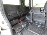リアシートの座面をはねあげれば、横倒し出来ない背の高い荷物も載せられます。多彩なシートアレンジ!