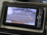 【バックモニター】 車庫入れの後方確認や、バックで駐車場に出入りの際等に後方を確認するのをお手伝いできます