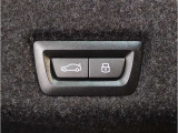 トランクゲートは電動で御座います。ボタン一つで開閉可能となっております。もちろんフットセンサー付きで足でも開閉可能です