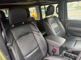 運転席・助手席のレザーシートにはシートヒーターを標準装備。
