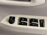 格納式リモコンドアミラーと、パワーウィンドウマスタースイッチです。車内の換気も運転席から簡単に行えます。
