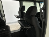 運転席と助手席のシートの裏に収納式のテーブルが装備されています。休憩時のちょっとした小物置きに使えてとっても便利ですね♪