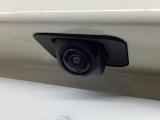 車の後方に小型カメラが付いておりバックする際の後方の様子をモニター上に表示します。