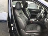 マツダは運転手中心の車つくりを行っております。上部に視認ゾーン、手が届く位置に操作ゾーンを配置し、運転に集中できるコックピットを演出しております☆
