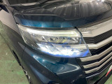 白く明るい光で夜間走行をサポートするLEDヘッドランプを搭載