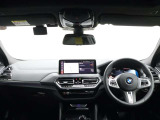 視線の先に自然と情報が集まり必要な操作へスムーズに手が届くBMWならではのコックピット。洗練されたデザインと上質な素材が調和し乗り込んだ瞬間からドライバーの走る歓びを日常に感じる空間です。