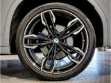 【BMWアロイホイル】軽量かつ強度に拘ったアロイホイル。走行性能ポテンシャルを引き出す設計。車の足元を引き締めてくれる大きなポイントはアロイホイルです。