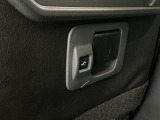 【シートバックレバー】運転席は、インパネのスイッチとシート下のハンドル、またはシートバックのスイッチとレバーを操作することでスライドが可能。