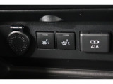 運転席と助手席には寒い日の肩や腰、冷えやすい下肢を温めてくれるシートヒーターが付いております!