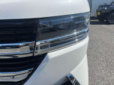 内部をブラック化した薄型フルLEDヘッドランプとLEDフロントシーケンシャルターンランプ、クリスタル感のある肉厚インナーレンズのリヤコンビネーションランプを採用し、華やかな印象とした。