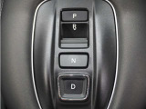 シフトはボタン操作となっており、直感的な操作性により、ドライバーの快適な運転を支援。P・N・Dは押す、Rは引くという人間の感覚にマッチした操作感です。