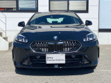 【BMWの伝統-1】BMWの特徴的な&ldquo;キドニーグリル&rdquo;は、80年以上続く伝統の形でございます。変わらないこだわりのデザインが、プレミアムブランド&ldquo;BMW&rdquo;を創り出します。