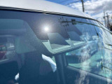 予防安全機能「スマートアシスト」が、毎日の運転で感じる不安や緊張を減らし、ヒヤッとするシーンの回避をサポートします。