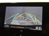 車庫入れや縦列駐車などの際に、後退操作の参考になるガイドラインをモニター画面に表示します。