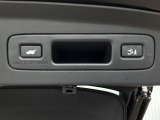 運転席とリアゲート本体に開閉スイッチを装備し、とても便利な電動リアゲート!