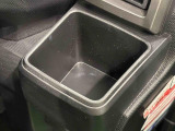 運転席埋め込み式カップホルダーで快適です(太ボトル600mm収納可能)