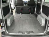 シートを倒すとBOXカーならではのより広い荷室です
