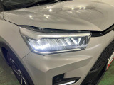 白く明るい光で夜間走行をサポートするLEDヘッドランプを搭載