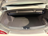 オープンカーでありながら、日常使いにうれしい実用的なトランクスペースを確保。荷物の積載性にも配慮されており、ドライブや旅行にも活躍します。