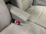 【アームレスト】運転席には、長距離ドライブに優しいアームレストが装備しています。