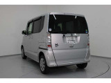 プライバシーガラスが装備されています。外を見るときは気にならず、後方車両からは車内が見えにくい設計です。廻りを気にせず、快適に運転できます。