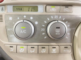 【オートエアコン】一度お好みの温度に設定すれば、車内の温度を検知し風量や温度を自動で調整。暑い&hellip;寒い&hellip;と何度もスイッチ操作をする必要はありません。快適な車内空間には必須の機能ですね♪