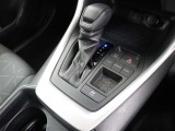 シフトパターンです。電気式のパーキングブレーキを採用してます。また車種・グレードによっては走行モードも変える事も!