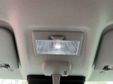 室内灯はすべてLEDですので、高級感はもちろんのこと車内を明るく照らしてくれるので実用性も兼ね備えています。