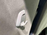 運転席&助手席の背面についたユーティリティフックには荷物がサッと掛けられます。