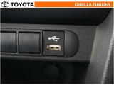ポータブルオーディオなどの機器を接続して、車両のスピーカーで聞くことができます。