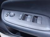 運転席のスイッチで全てのウィンドウの開閉操作を行うことができます。ロックボタンをONにしておくと、運転席以外のウィンドウは作動しないのでお子様を乗せているときなども安心ですね♪