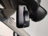 MINIではルームミラーの裏側にETCの車載器が内蔵されており、別途で車載器の購入必要なしで非常にスマート。皆様が驚かれるポイントのでもあります