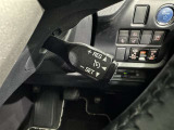 クルーズコントロール機能が付いています。 速度を設定するとアクセルを踏まなくても一定の速度で走ることができます。  高速道路ではとても便利な装置なんです。
