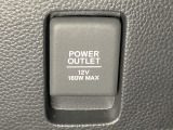 アクセサリーソケットはUSBのアダプターなどをつければ、スマホの充電にも使えます。周辺には物が置けるボックスがついています。
