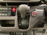 CVT車のセレクトレバーです。低速から高速まで、変速ショックのないスムーズな走りを実現するとともに、エンジン効率のよい領域を維持することで燃費にも貢献します。