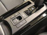 【電動パーキングブレーキ】パーキングブレーキの作動・解除をスイッチ操作で行えます。シフトを「P」ポジションに入れると自動で作動し、「P」以外のポジションにシフトすると解除されるオート機能付きです。
