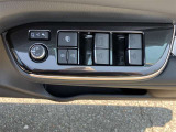 パワーウインドウスイッチです。ミラーの開閉スイッチをAUTOにしていただければドアロック時にドアミラーが閉じロック解除をするとドアミラーが開きますので、とても便利です♪
