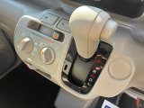 手に馴染むシフトノブで扱いやすく、快適な運転を支えます。