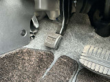 パーキングブレーキは足踏み式(フットリリース式)