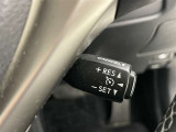 クルーズコントロール機能が付いています。 速度を設定するとアクセルを踏まなくても一定の速度で走ることができます。  高速道路ではとても便利な装置なんです。