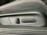 【電動シート】シートの位置や角度を細かく調整できるパワーシートが装備されているので、運転も快適ですね♪