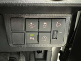 コーナーセンサーを車の前後に装備。障害物までの距離に応じて警告音を変えてお知らせ。縦列駐車時や駐車場・車庫などでの取り回しをサポートします。詳細は販売店スタッフまでおたずねください。