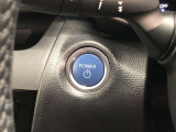エンジンスタートスイッチです。キーが車内にあれば、エンジンの始動や停止はスイッチを押すだけ!キーを取り出す手間を省き、ワンプッシュで操作できるので簡単でスムーズです。